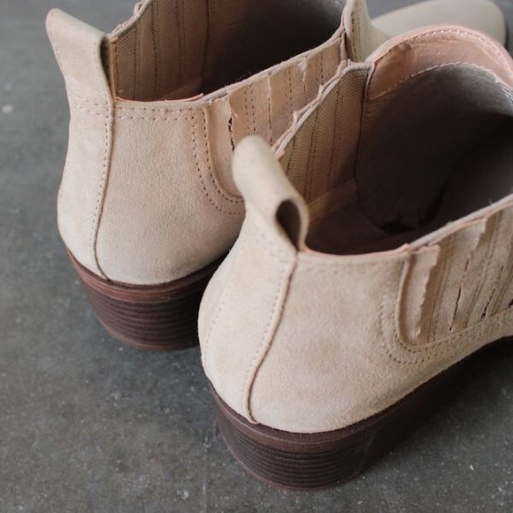 Cream Distressed Pull On Chelsea Ankle Booties - Picture 4 of 8